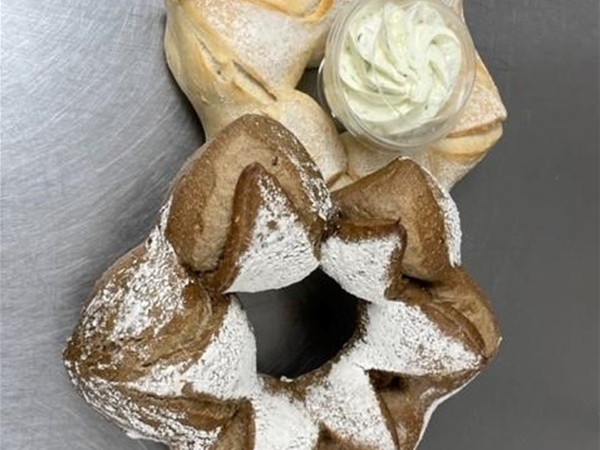 Brood kerstster met bakje kruidenboter